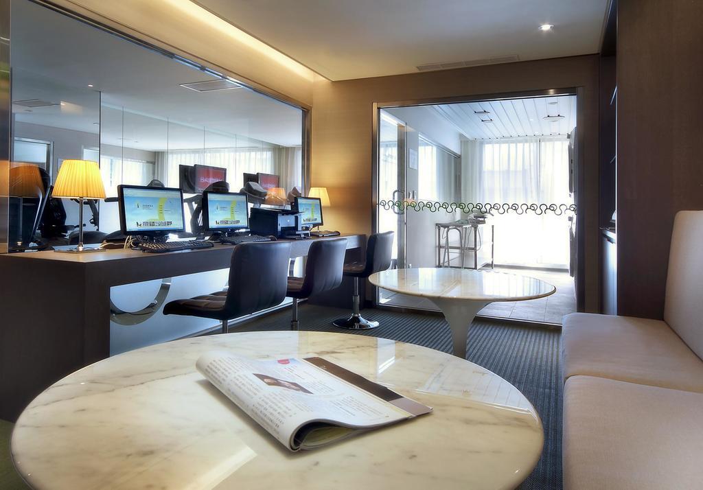 Park City Hotel Central Тайджун Екстериор снимка