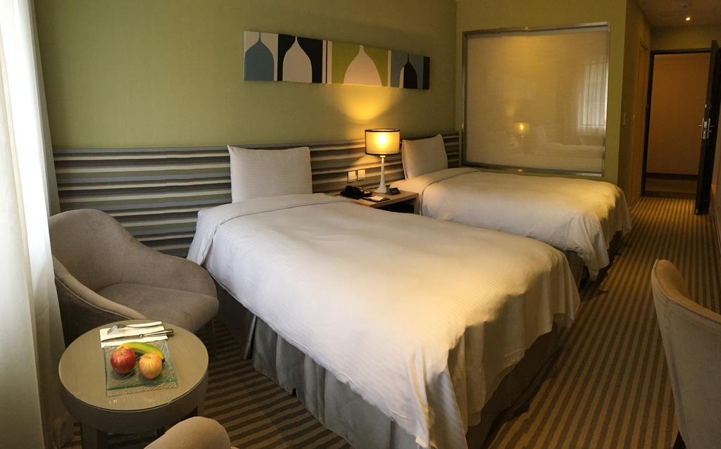 Park City Hotel Central Тайджун Екстериор снимка