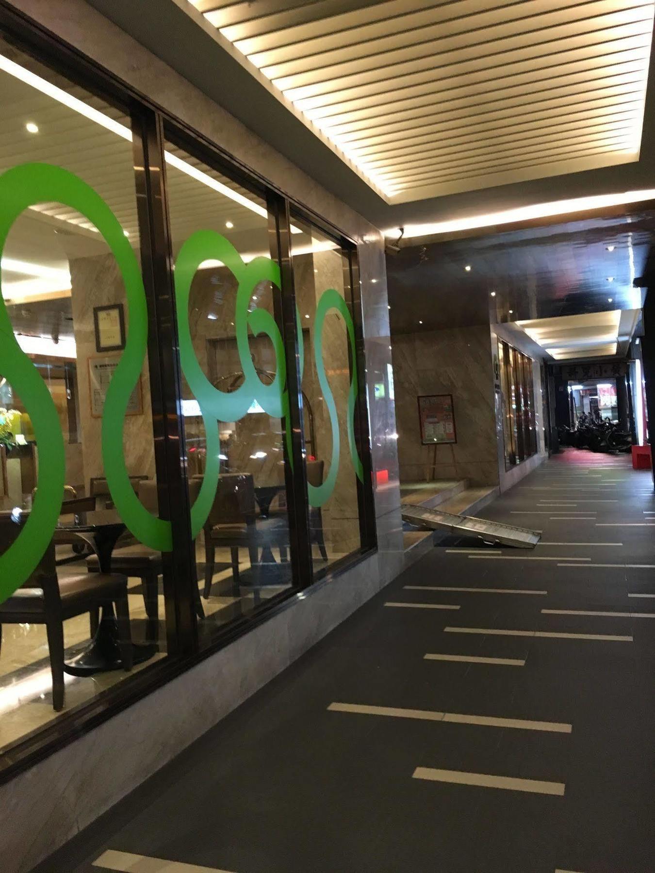 Park City Hotel Central Тайджун Екстериор снимка