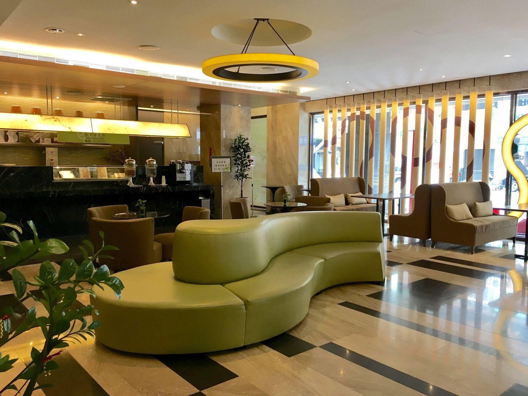 Park City Hotel Central Тайджун Екстериор снимка