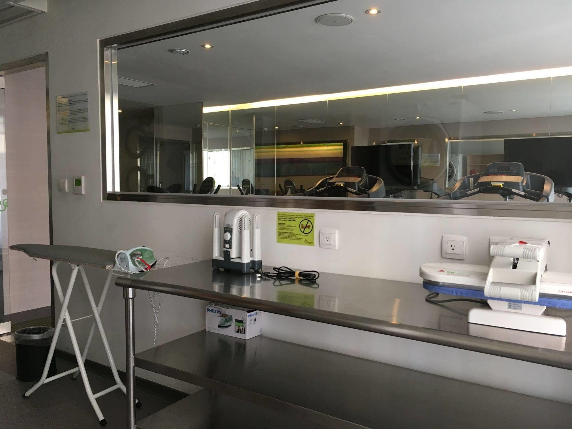Park City Hotel Central Тайджун Екстериор снимка