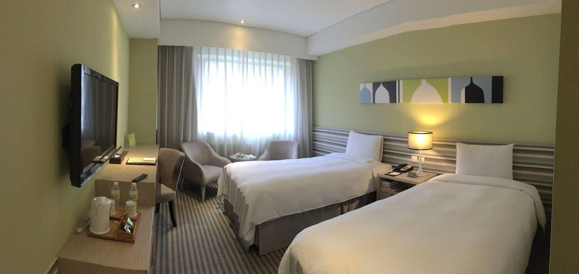 Park City Hotel Central Тайджун Екстериор снимка