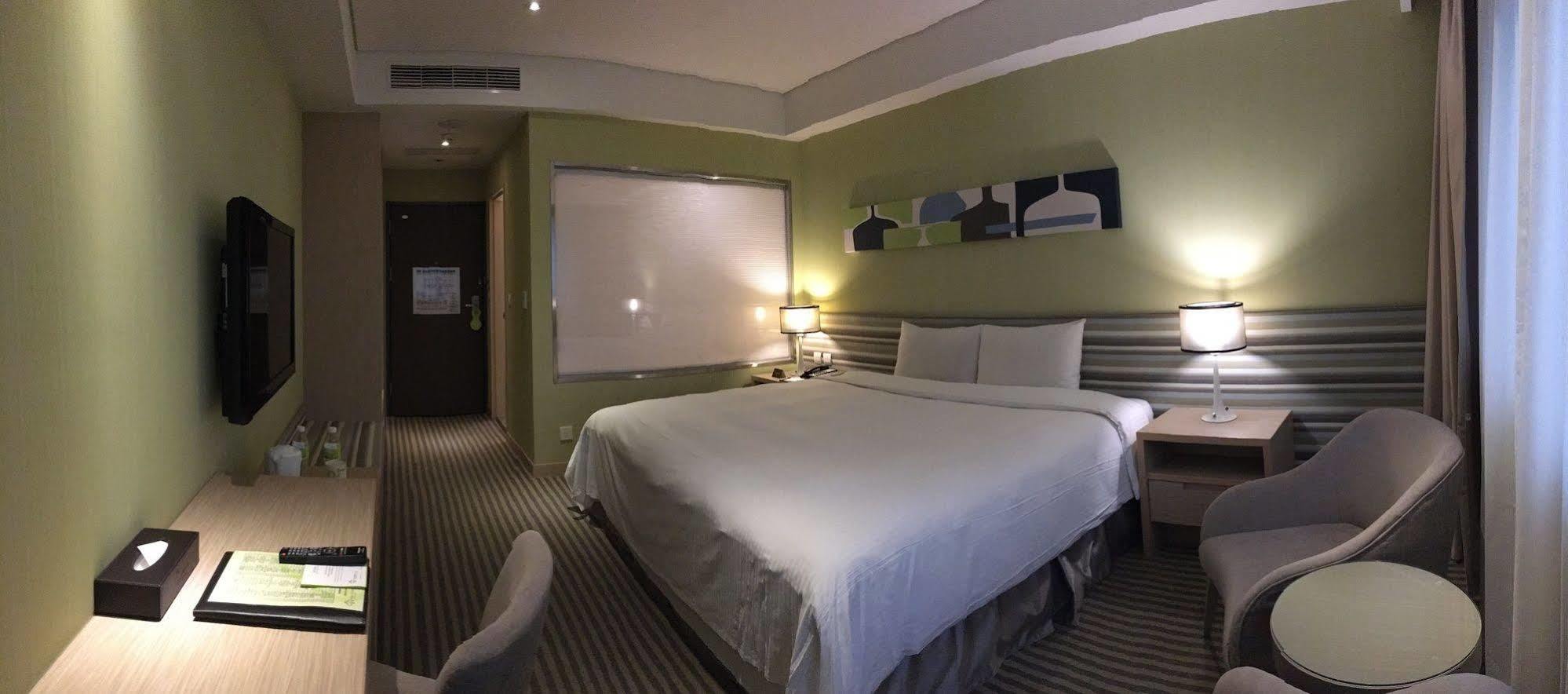 Park City Hotel Central Тайджун Екстериор снимка