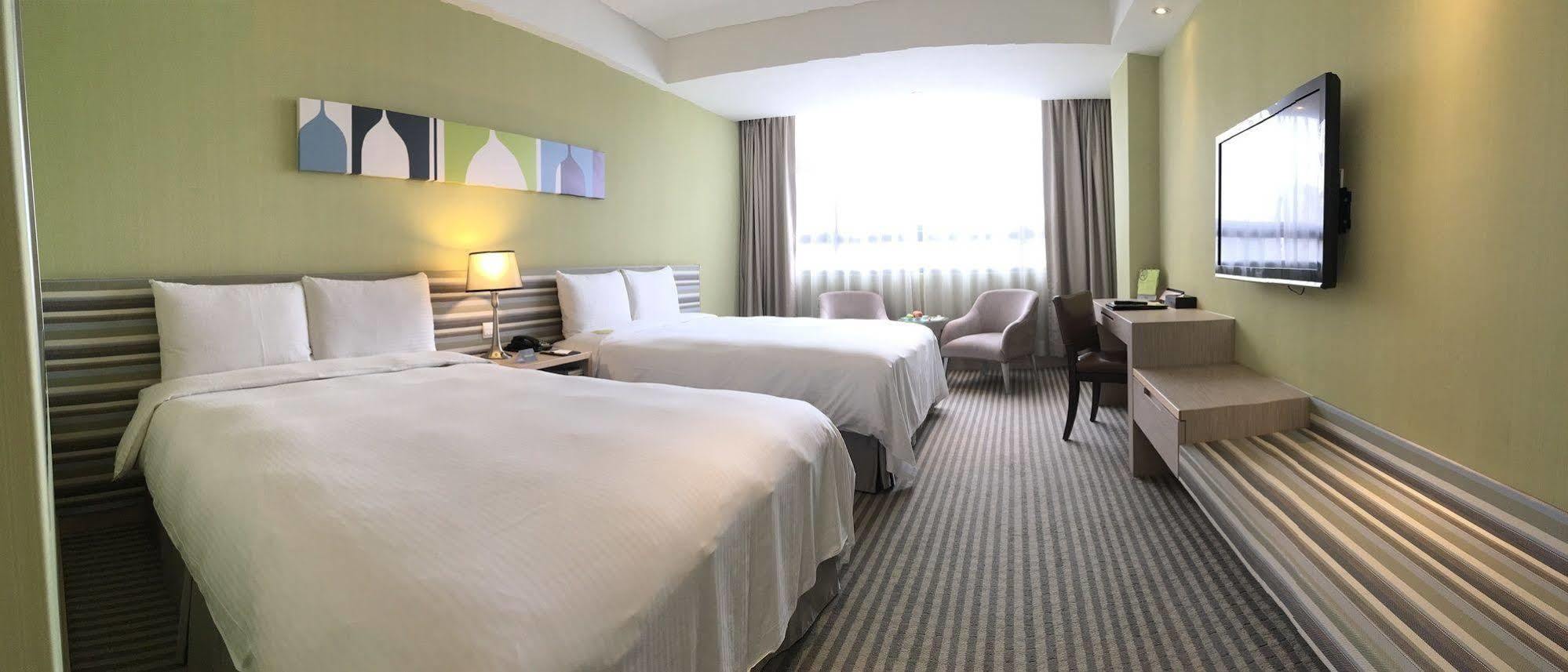 Park City Hotel Central Тайджун Екстериор снимка