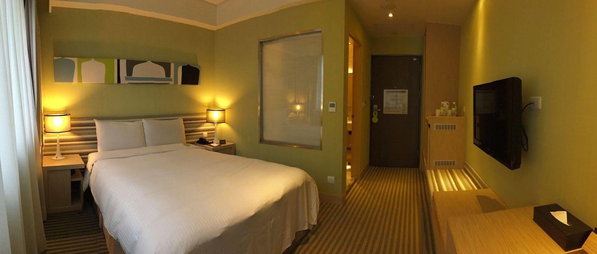 Park City Hotel Central Тайджун Екстериор снимка