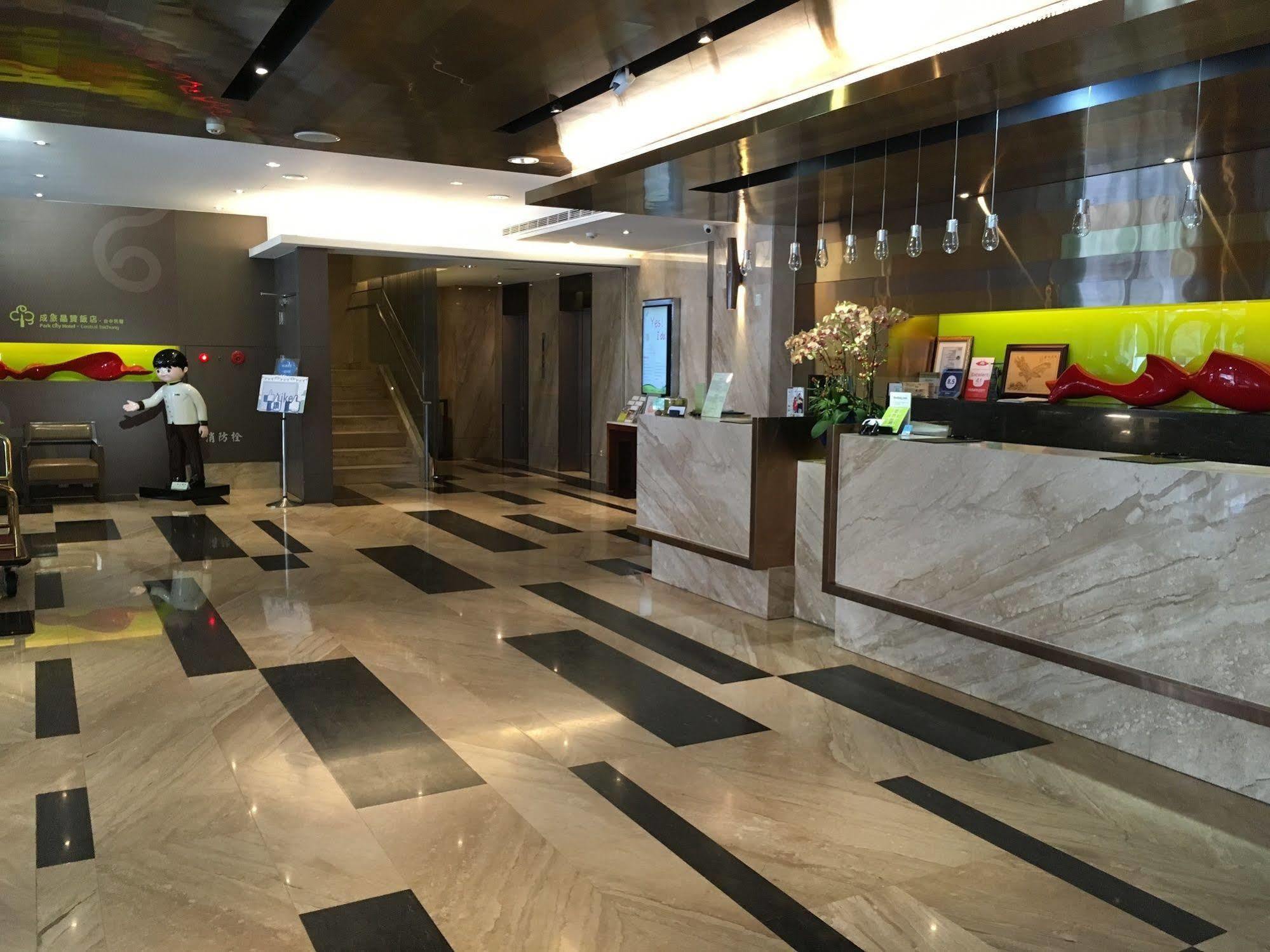 Park City Hotel Central Тайджун Екстериор снимка