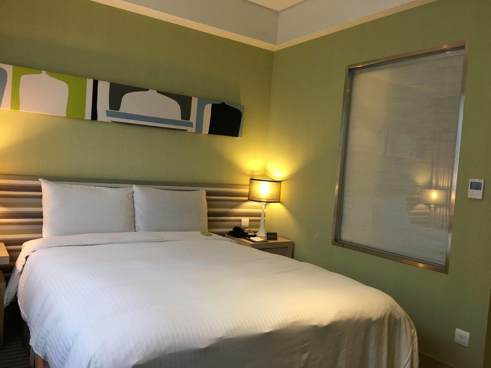 Park City Hotel Central Тайджун Екстериор снимка
