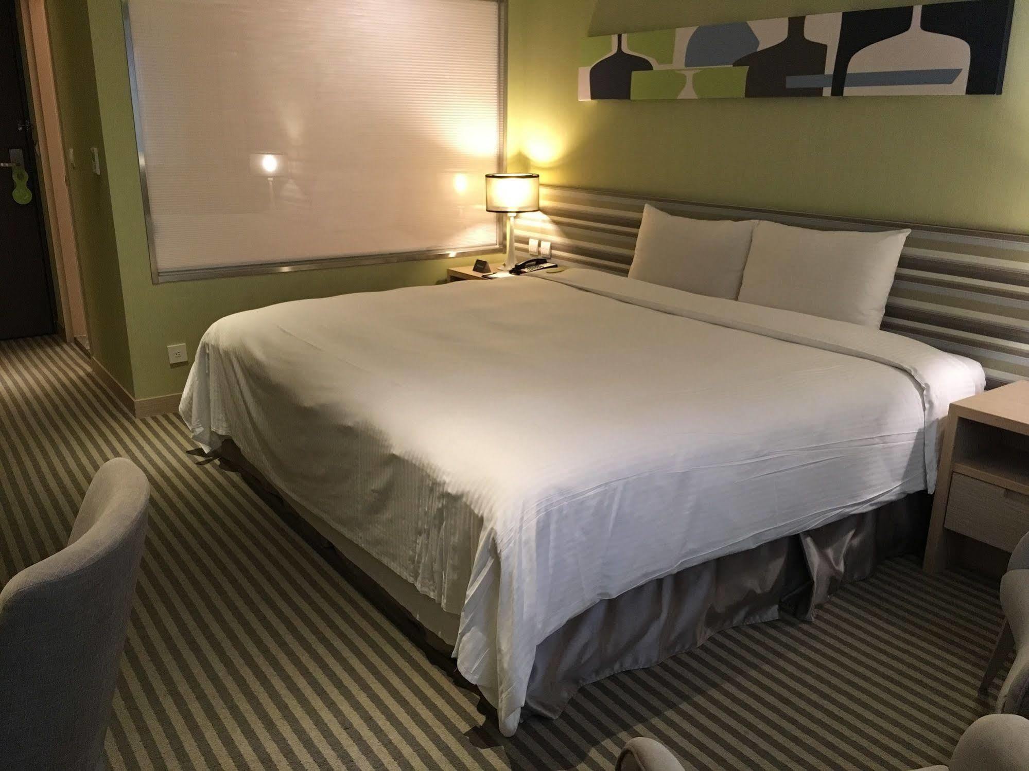 Park City Hotel Central Тайджун Екстериор снимка
