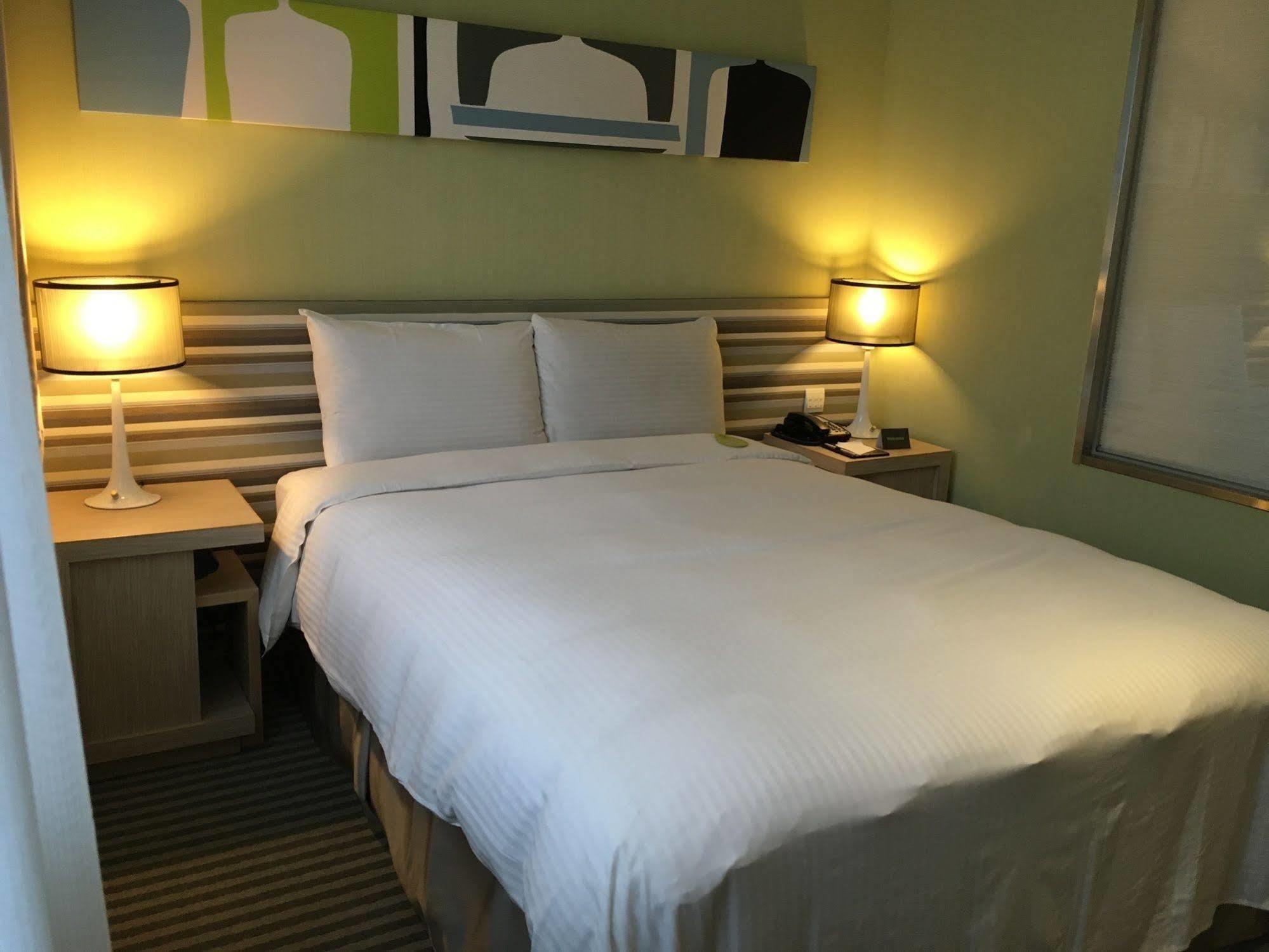Park City Hotel Central Тайджун Екстериор снимка