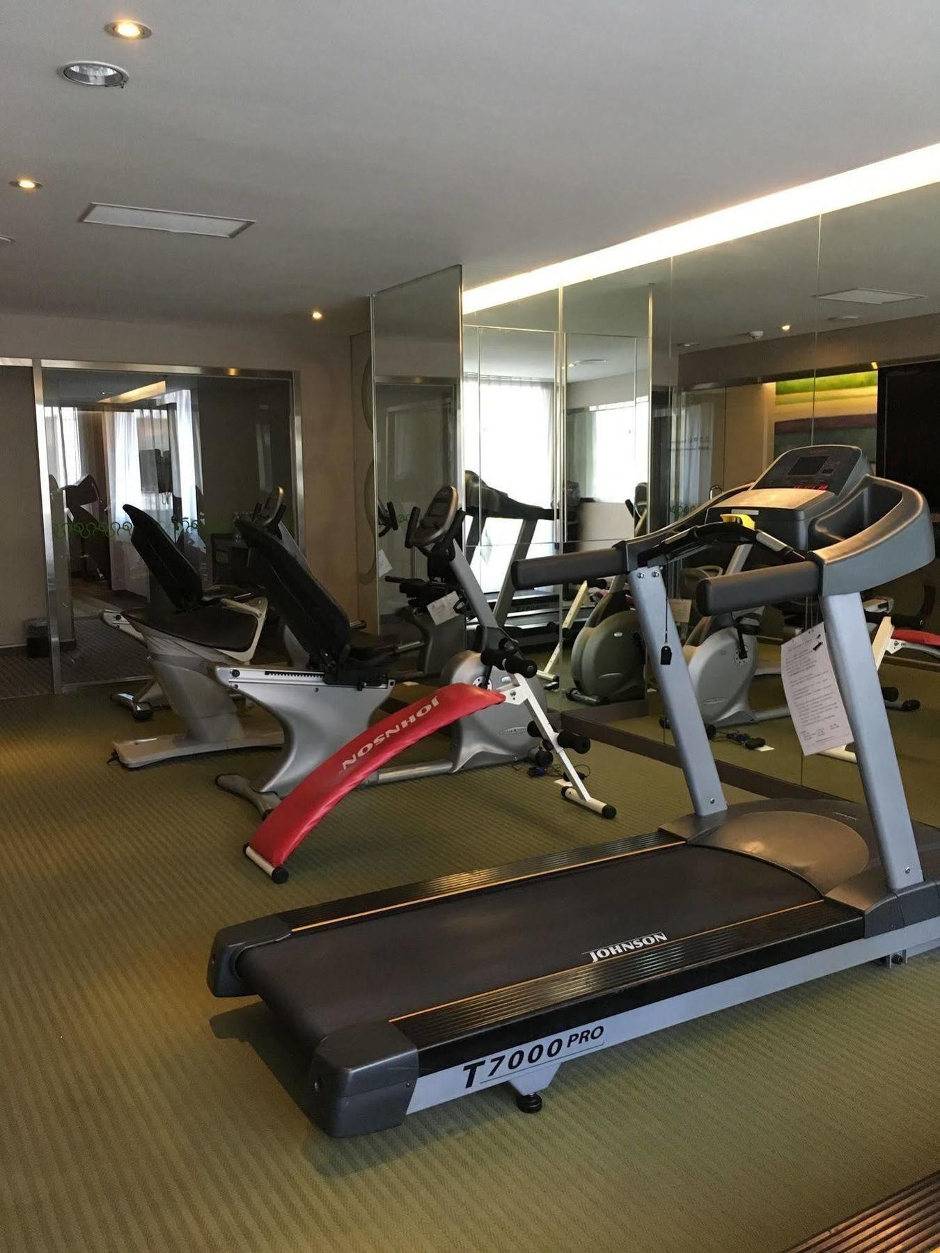Park City Hotel Central Тайджун Екстериор снимка